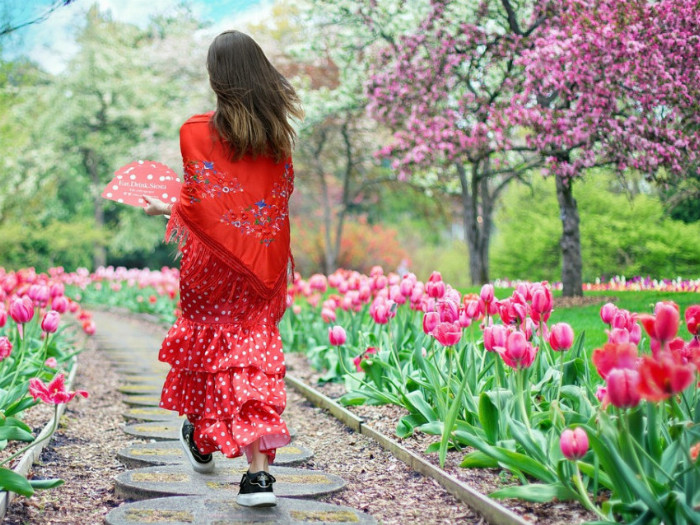 žena, chůze, jarní příroda, květiny