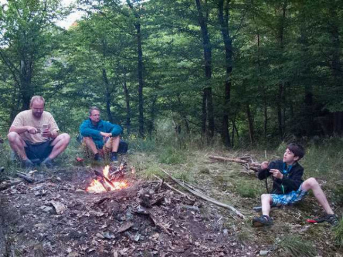 Chlapské posezení u ohně