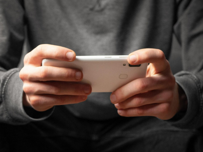 Online na mobilním telefonu