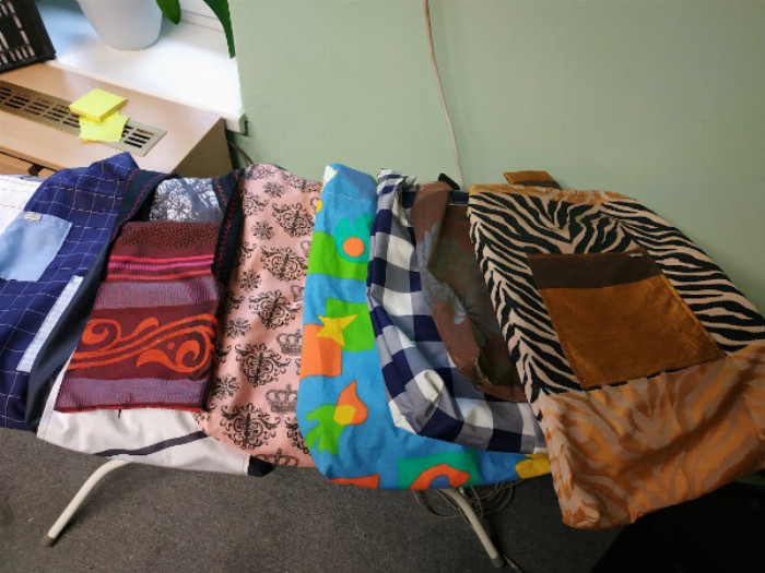 Tašky ušité z recyklovaného materiálu